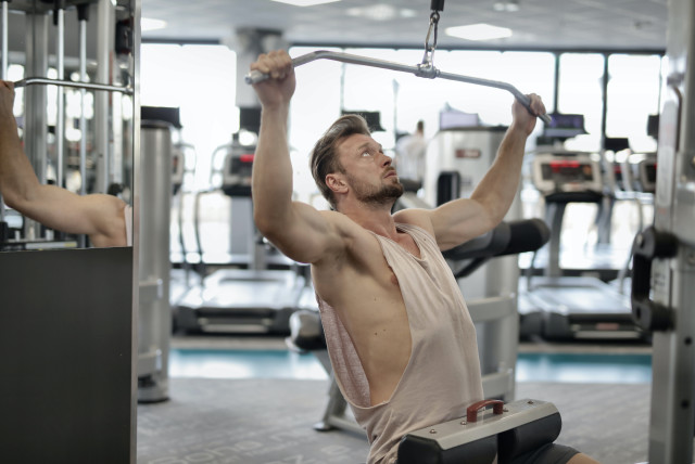  A man working out at a gym. (Illustrative) (credit: Andrea Piacquadio/Pexels)