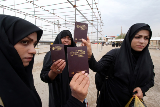  Iranian women show their passports at the Iraqi side of the Shalamcha Border Crossing, Iraq November 4, 2018. (credit: ESSAM AL-SUDANI/ REUTERS)