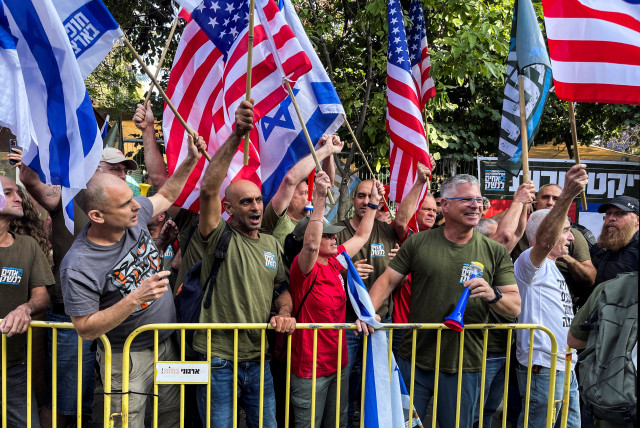  Members of Israel's military reservists protest outside of Israeli Prime Minister Benjamin Netanyahu's residence to demonstrate against his coalition government's judicial overhaul, in Jerusalem May 25, 2023. (credit: ILAN ROSENBERG/REUTERS)