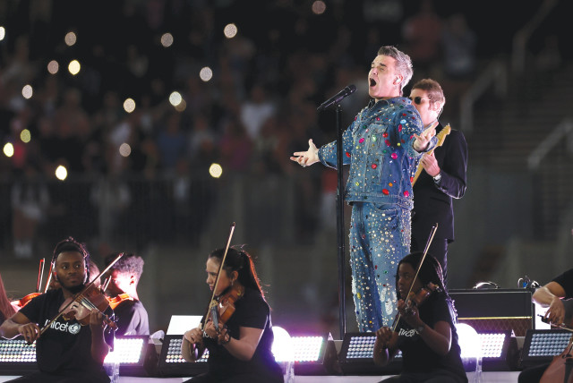  ROBBIE WILLIAMS performs at Football - Soccer Aid England , London Stadium,  June 12, 2022. (credit: MATTHEW CHILDS/REUTERS)