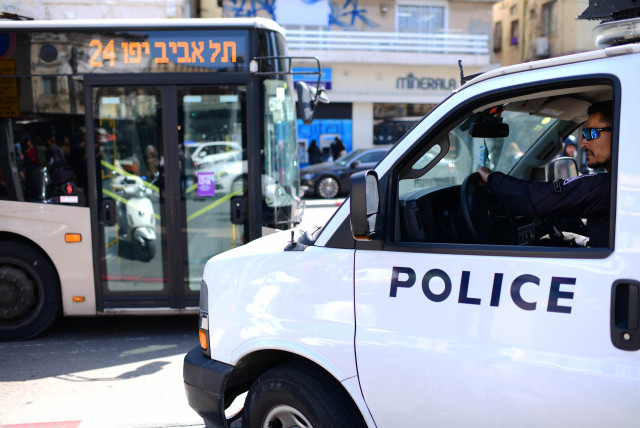  Israel Police officers are seen at the Carmel market in Tel Aviv, on March 28, 2022. (credit: TOMER NEUBERG/FLASH90)