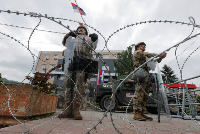 U.S. KFOR soldiers stand guard in front of the municipality office, in the town of Leposavic, Kosovo, May 29, 2023. (credit: REUTERS/Valdrin Xhemaj)