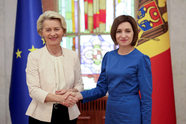  Moldovan President Maia Sandu and European Commission President Ursula von der Leyen shake hands during a news conference in Chisinau, Moldova, May 31, 2023. (credit: VLADISLAV CULIOMZA / REUTERS)
