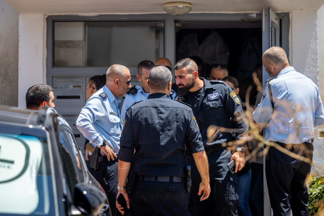  Police and paramedics at a crime scene in Beit Shemesh on July 23, 2022 (credit: YONATAN SINDEL/FLASH90)