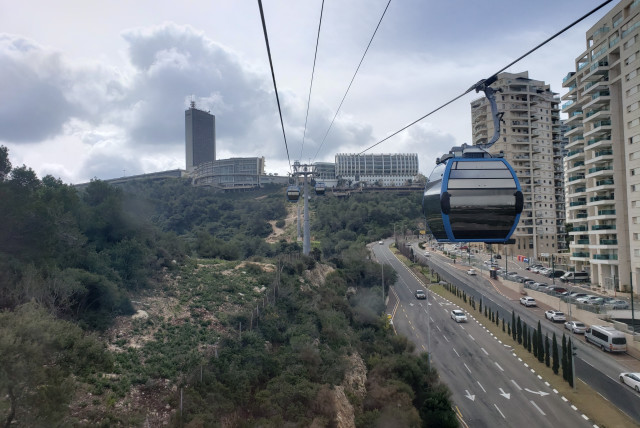 Cable car toward University of Haifa (credit: RANBAR/WIKIMEDIA COMMONS)