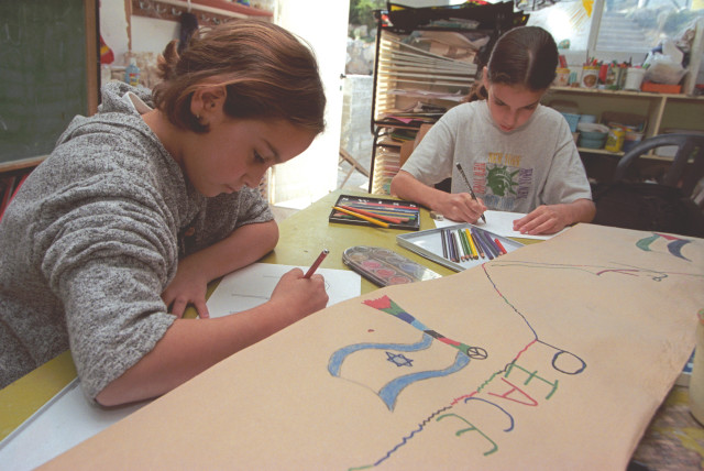  STUDENTS AT Neve Shalom-Wahat Salaam draw pictures about peace.  (photo credit: FLASH90)