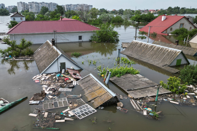  A view shows flooded residential buildings after the Nova Kakhovka dam breached, amid Russia's attack on Ukraine, in Kherson, Ukraine June 8, 2023 (credit: REUTERS/Vladyslav Smilianets)