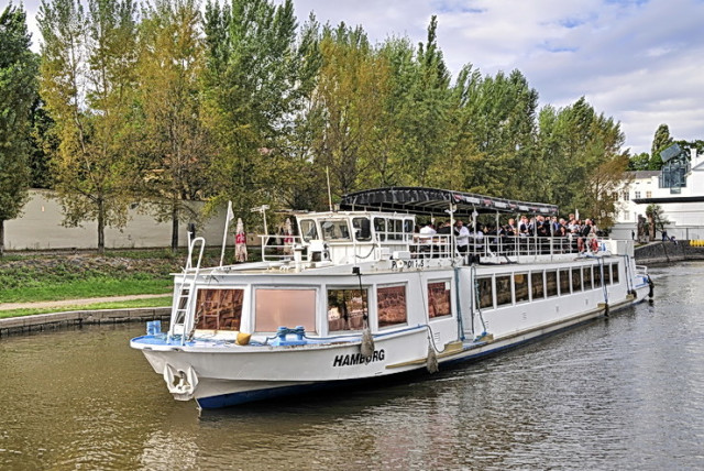  A tour boat on the Erie Canal. (credit: Wikimedia Commons)