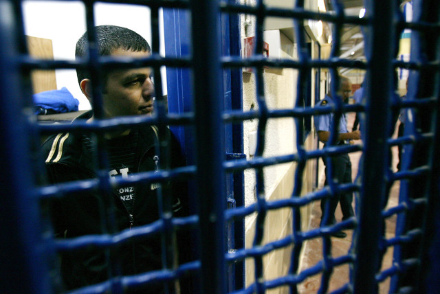  A Palestinian prisoner waits to be released from Ketziot prison, southern Israel, October 1, 2007 (photo credit: RONEN ZVULUN/REUTERS)