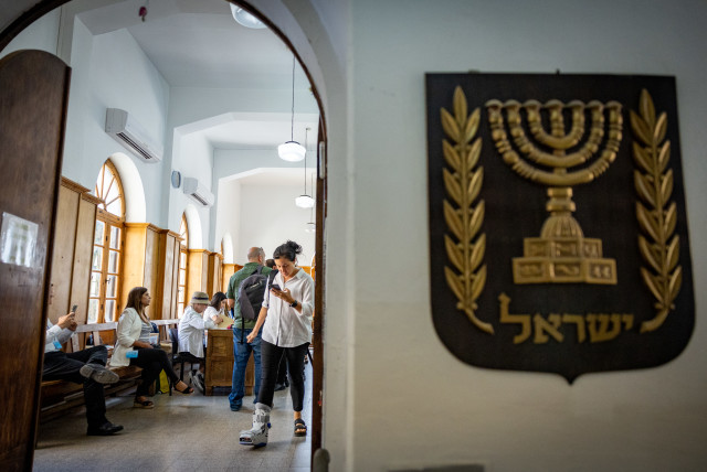  A voting station for the head of the Israeli Bar Association, at the Magistrate's Court in Jerusalem, June 20, 2023 (credit: YONATAN SINDEL/FLASH90)