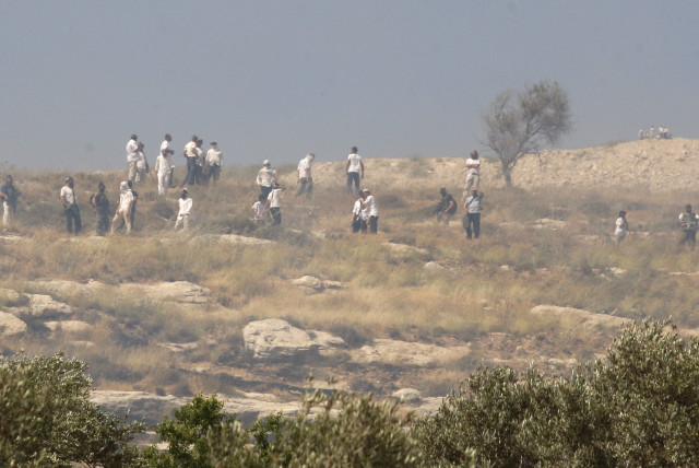  Israeli settlers stand on a hill next to the village of Orif near the West Bank City of Nablus May 26, 2012. (credit: REUTERS/ABED OMAR QUSINI)