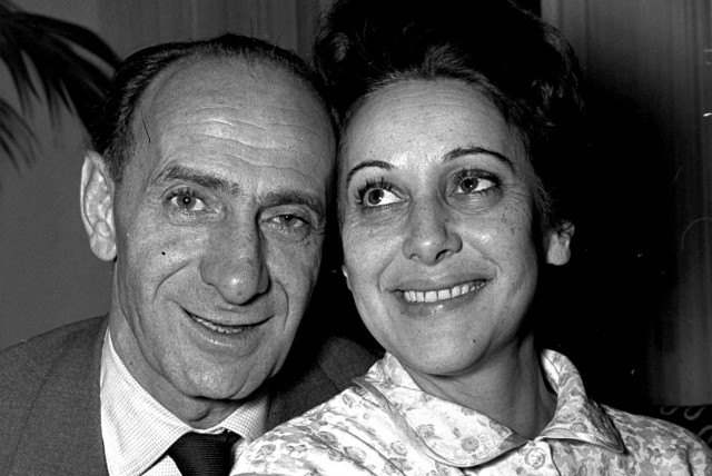  Shimon Dzigan and his wife, Eva (credit: HANS PINN/WIKIPEDIA)