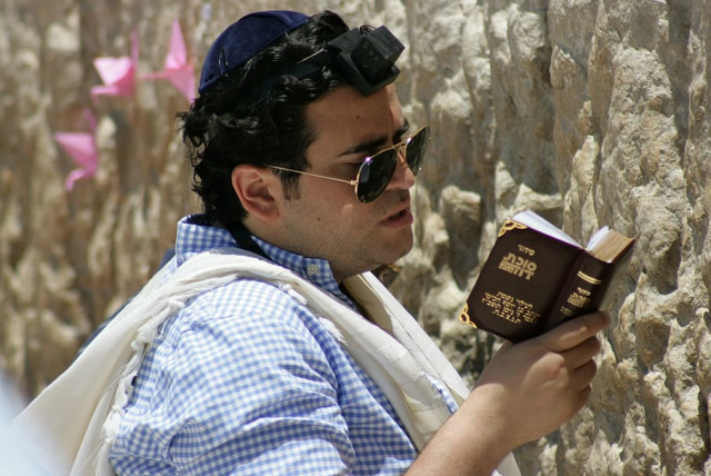  A Jew praying at the Western Wall (credit: WALLPAPER FLARE)