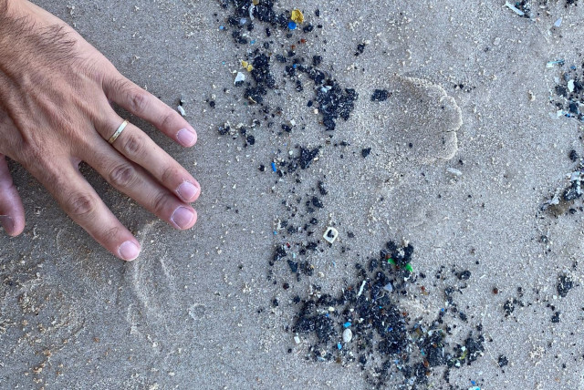   Tar pollution at the Gedor Sea Reserve in Hadera. July 2023 (credit: GUY LEVIAN/ISRAEL NATURE AND PARKS AUTHORITY)