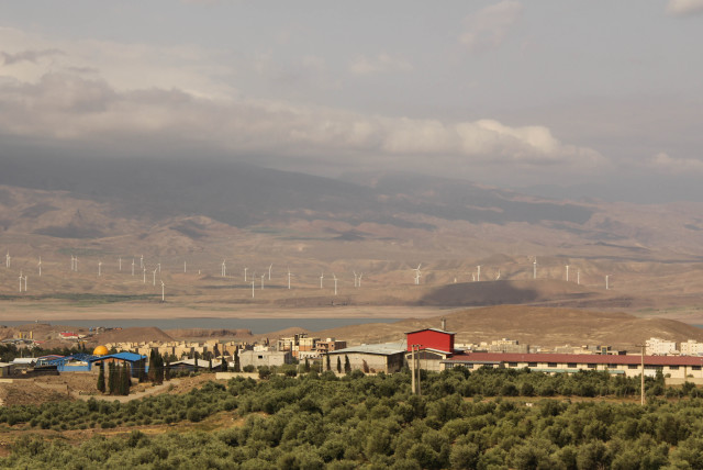  Wind turbines are seen in Manjil, in the province of Gilan, August 7, 2013 (credit: REUTERS/MICHELLE MOGHTADER)