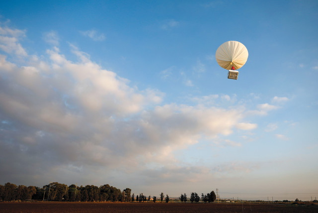  The demonstration in Petah Tikva by Israeli start-up High Hopes Labs of a balloon that captures carbon directly from the atmosphere at a high altitude. (credit: AMIR COHEN/REUTERS)