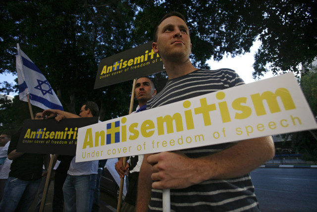  Israelis take part in a protest against an article published in a Swedish newspaper outside Sweden's embassy in Tel Aviv August 24, 2009 (credit: REUTERS/Ronen Zvulun)