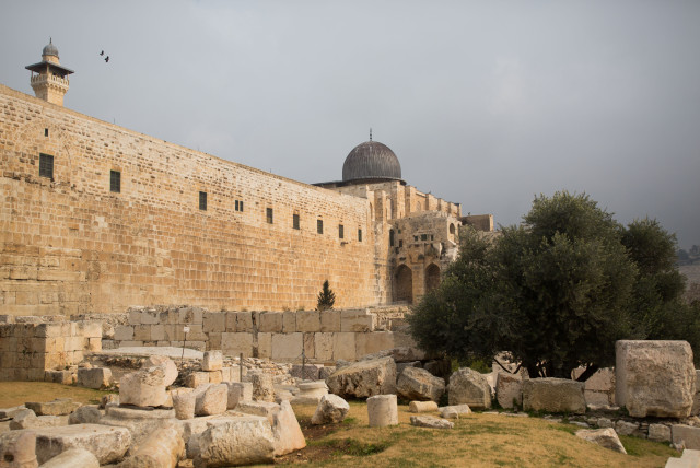  View of the Davidson Center Archeological park, near the southern wall of the Temple Mount, in Jerusalem's Old City. December 17, 2015 (credit: YONATAN SINDEL/FLASH90)
