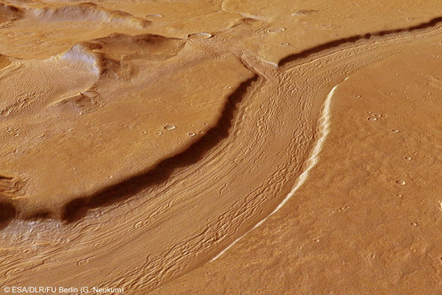 A computer-generated perspective view of Reull Vallis created using data obtained from the High-Resolution Stereo Camera (HRSC) on ESA’s Mars Express. (credit: ESA/DLR/FU BERLIN)
