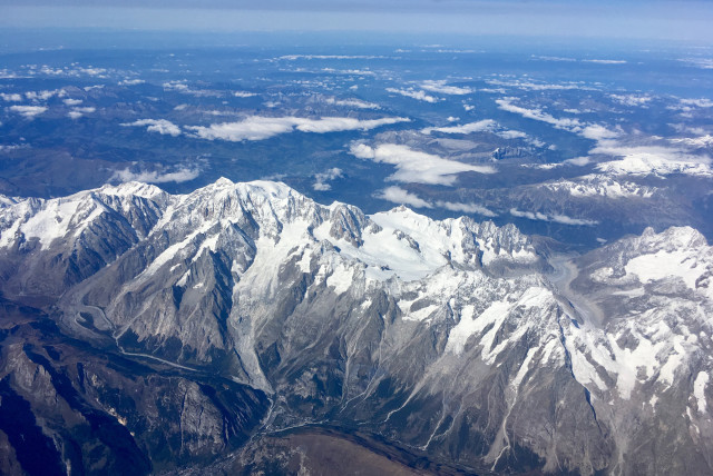  An aerial view of Mont Blanc in the French Alps. (credit: Wikimedia Commons)