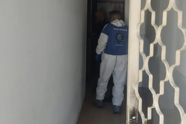 Police investigate a Haifa building after a decaying body was found onsite. (credit: ISRAEL POLICE/VIA MAARIV)