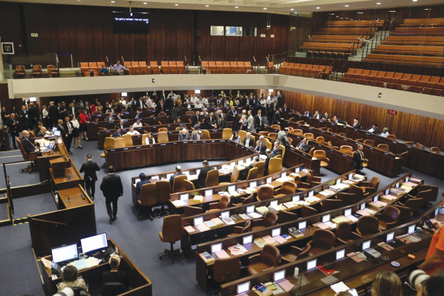  El pleno de la Knesset del 24 de julio. Todos los diputados de la oposición boicotearon la votación del proyecto de ley, mientras que todos los diputados de la coalición lo apoyaron, lo que dio como resultado una votación de 64-0. (crédito: MARC ISRAEL SELLEM)