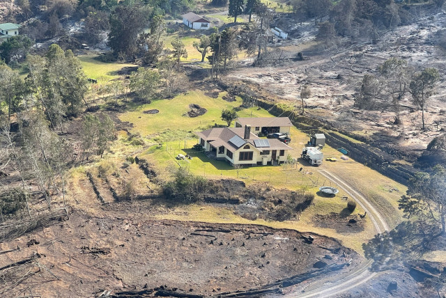  A house stands surrounded by scorched vegetation after wildfires driven by high winds burned across Kula on the island of Maui, Hawaii, U.S. August 11, 2023. (credit: REUTERS)
