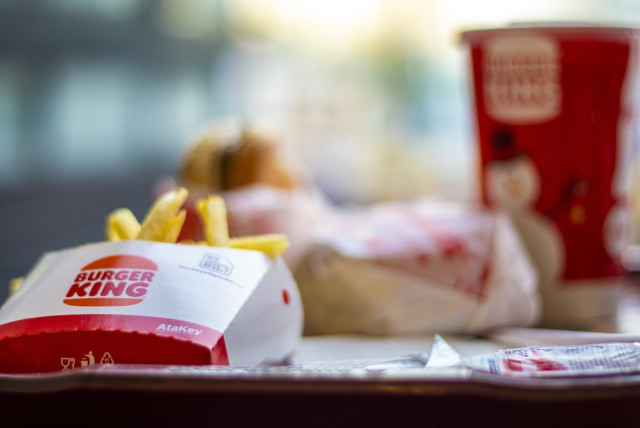 Burger King fries on a tray. (credit: PIXABAY)