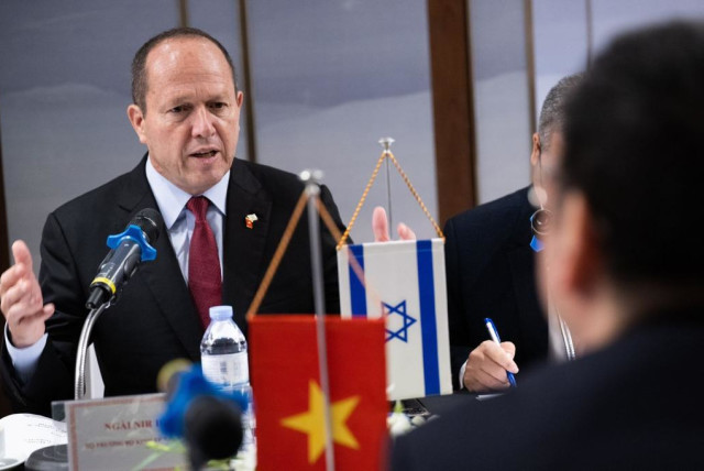  Israeli Economy and Industry Minister Nir Barkat is seen in talks with his Vietnamese counterpart, Nguyễn Hồng Diên (not pictured). (credit: ECONOMY AND INDUSTRY MINISTRY)
