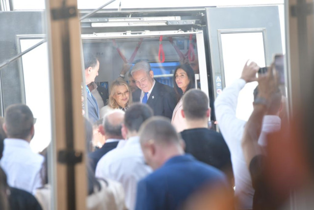  Prime Minister Benjamin Netanyahu and his wife, Sarah, at the opening ceremony of the Dankal Tel Aviv light rail on August 17, 2023 (credit: AVSHALOM SASSONI/MAARIV)