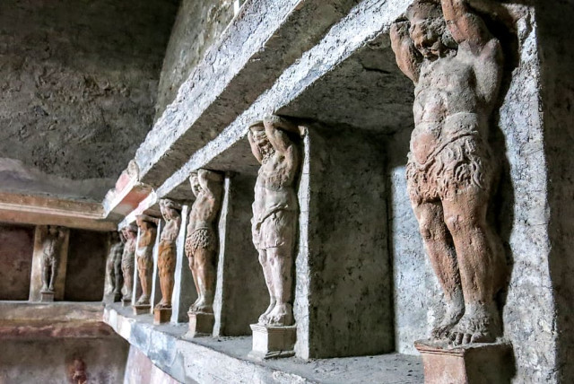  Columns in a Roman bath in Pompeii. (credit: Wikimedia Commons)