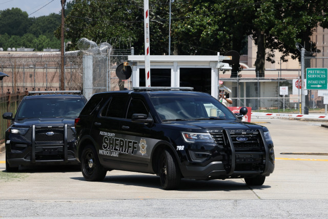  Sheriff vehicles are seen outside the Fulton County Jail in Atlanta, Georgia, U.S. August 21, 2023.  (credit: REUTERS/BRENDAN MCDERMID)