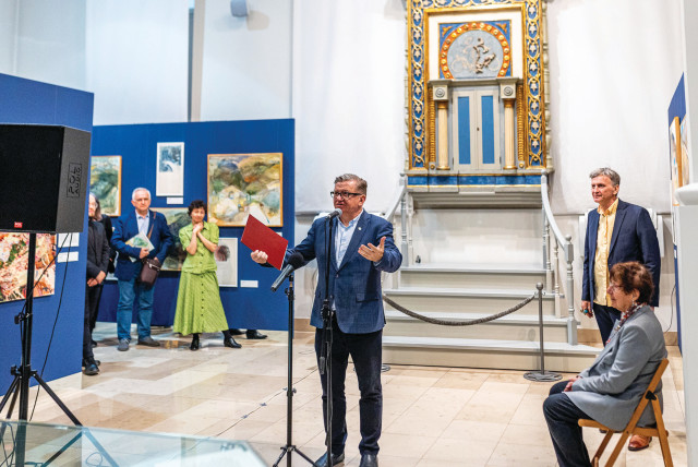 MAZOVIAN MUSEUM director Leonard Sobieraj speaks at the exhibition opening, in front of the Holy Ark.  (credit: Fundacja Wojciecha Cieśniewskiego)
