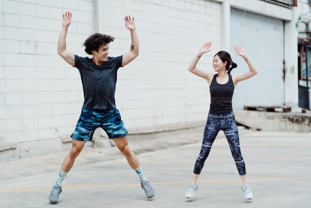  A man and woman exercise together. (credit: PEXELS)