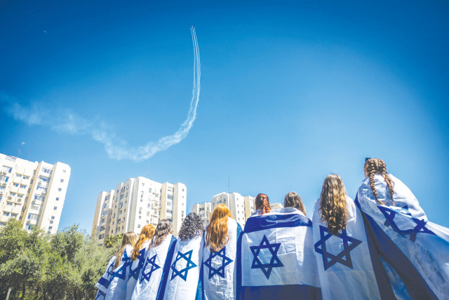  PEOPLE WATCH the military air show as part of Israel’s 75th Independence Day celebrations, from Sacher Park in Jerusalem. (credit: YONATAN SINDEL/FLASH90)