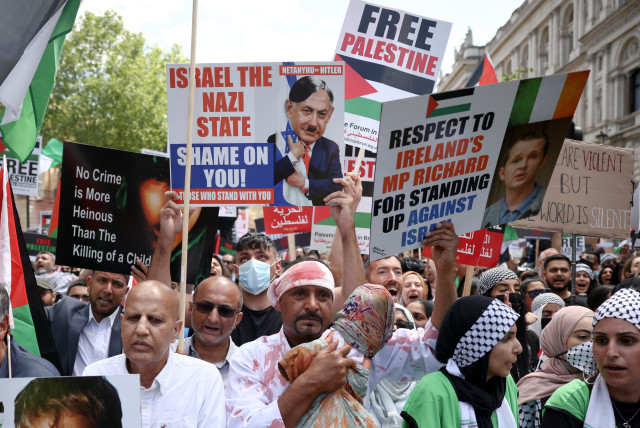  Pro-Palestine protesters demonstrate outside Downing Street in London, Britain, June 12, 2021. (credit: REUTERS/HENRY NICHOLLS)