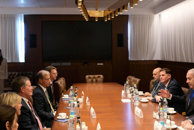  Prime Minister Benjamin Netanyahu is seen meeting with US Senator Steve Daines. (credit: AMOS BEN-GERSHOM/GPO)