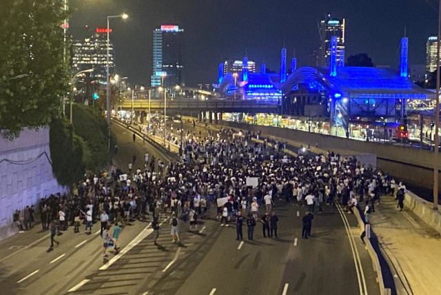  Scenes as protestors block major roads in Tel Aviv, August 30, 2023 (credit: AVSHALOM SASSONI/MAARIV)