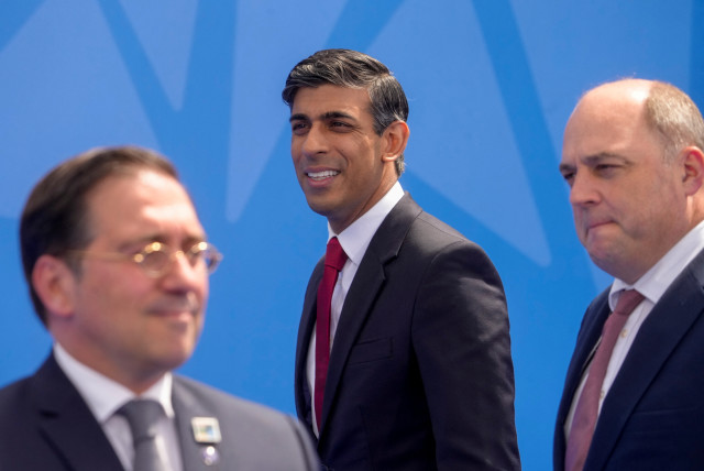  Britain's Prime Minister Rishi Sunak and Defense Minsiter Ben Wallace arrive at the NATO leaders summit in Vilnius, Lithuania July 11, 2023 (credit: REUTERS/INTS KALNINS)