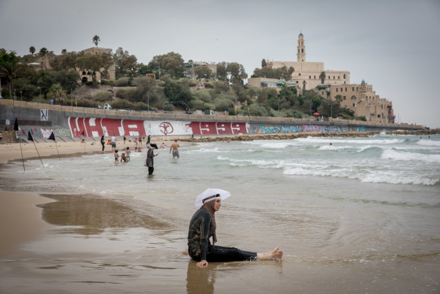  Arab women enjoy the beach in Tel Aviv on a hot summer day. August 13, 2023 (credit: MIRIAM ALSTER/FLASH90)