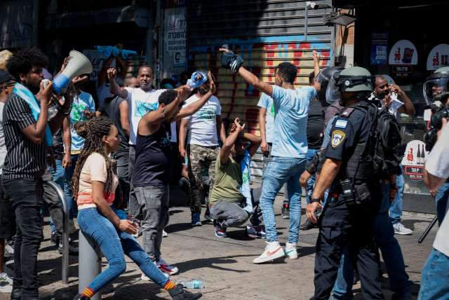  Eritrean asylum seekers who oppose the regime in Eritrea and pro regime activists clash with Israeli police in south Tel Aviv, September 2, 2023.  (credit: Omer Fichman/Flash90)