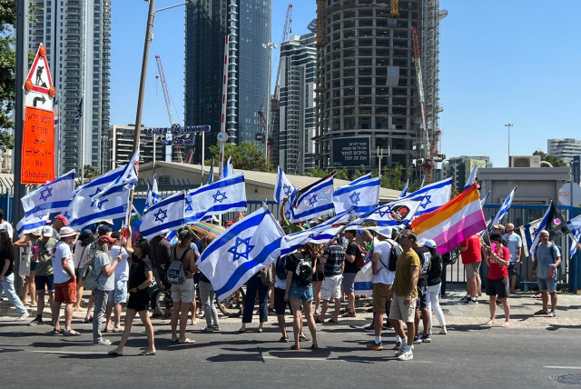  Protestors outside of Central Tel Aviv police station protesting the arrest of a Tel Aviv resident for hanging protest signs against government minister Yitzhak Wasserlauf, September 9, 2023. (credit: MAARIV)