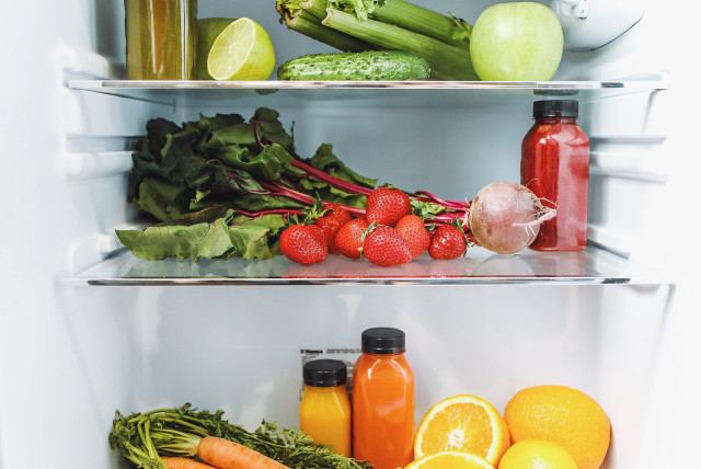 Assorted fruits and vegetables in a refrigerator.  (credit: RAWPIXEL)