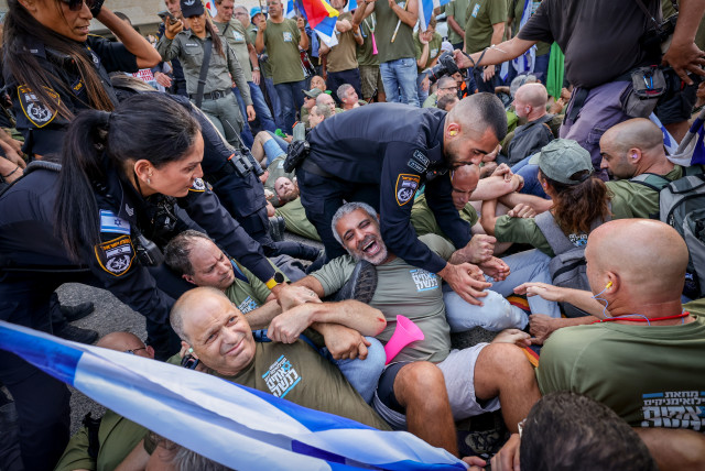  Anti-overhaul activists scuffle with police at a protest outside the home of Israeli Minister of Justice Yariv Levin, in Modi'in on September 11, 2023.  (credit: YONATAN SINDEL/FLASH90)