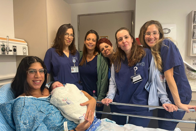  Rachel Dotan, from Rishon Lezion, is seen with her newborn daughter on Rosh Hashanah eve (credit: SHEBA MEDICAL CENTER)