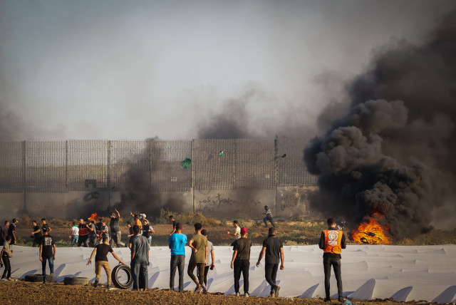  Palestinian demonstrators clash with Israeli soldiers at the Israel-Gaza border fence, east of Gaza City. September 15, 2023. (photo credit: ATIA MOHAMMED/FLASH90)