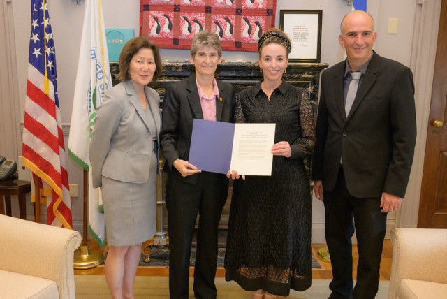 Israeli Environmental Protection Minister Idit Silman and US Environmental Protection Agency Deputy Administrator Janet McCabe signed the MOU together in New York City. (photo credit: USEPA)