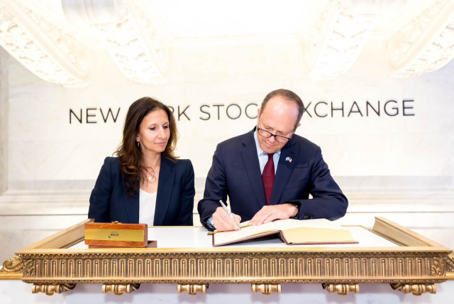  Economy Minister Nir Barkat and NYSE President Lynn Martin. (credit: Courtesy of New York Stock Exchange)