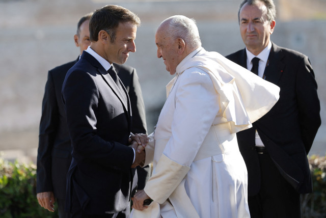  Pope Francis is welcomed by French President Emmanuel Macron ahead of a meeting at Palais du Pharo, on the occasion of the Mediterranean Meetings (MED 2023), in Marseille, France, September 23, 2023. (credit: Sebastien Nogier/Pool via REUTERS)