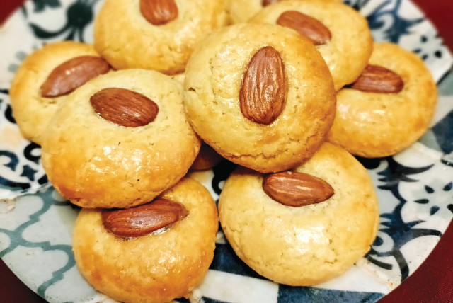  Chinese almond cookies (credit: HENNY SHOR)